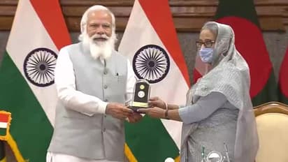 ढाका: भारत-बांग्लादेश के बीच हुए पांच बड़े समझौते, PM ने हसीना को सौंपी 109 एंबुलेंस-12 लाख वैक्सीन की डोज