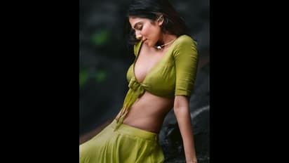 జాకెట్టు ముడిజారితే.. విజయ్ హీరోయిన్ మాళవిక హాట్ ఫొటోస్!