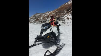 మంచులో యువకుడిలా దత్తాత్రేయ కేరింతలు.. స్నో బైక్ డ్రైవ్ చేసిన గవర్నర్