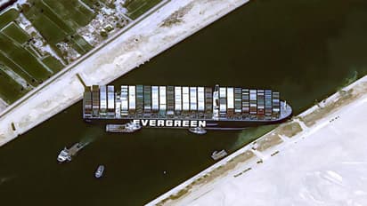 সুয়েজ খালে ৬ দিন ধরে আটকে জাহাজ, বিশ্বের অন্যতম খালে বাড়ছে ট্রাফিক জ্যাম