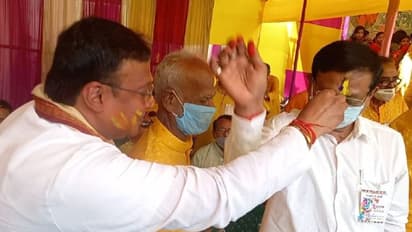 আজ মুলতুবি ভোটের লড়াই, পরস্পরকে রঙিন করে তুলে সৌহার্দ্যের বার্তা রায়গঞ্জের রাজনীতি ময়দানে