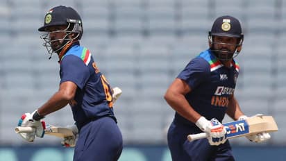 INDvsENG: మూడో వన్డేలో టీమిండియా ఆలౌట్... ఇంగ్లాండ్ జట్టు ముందు...