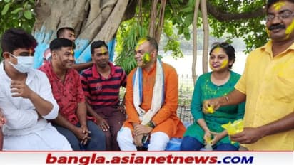 দোল উৎসবে শামিল বহরমপুরের তৃণমূল প্রার্থী, জোড়া ফুলের বিজয়ে সবুজ আবির ওড়ানোর অঙ্গীকার