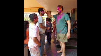 ಹೋಳಿ ರಂಗಲ್ಲಿ ಮಿಂದೆದ್ದ ಹೆಗಡೆ, ಸಂಭ್ರಮ ಯಾವತ್ತೂ ಬಿಡಲ್ಲ