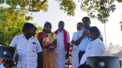 காடுவெட்டி குரு மகள் வாகனத்தை மறித்த பாமகவினர்… பிரச்சாரத்தின் போது பரபரப்பு..!