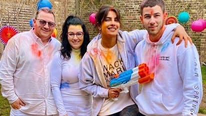 ವಿದೇಶಿ ಅತ್ತೆ ಮಾವರ ಜೊತೆ ಹೋಳಿ ಸೆಲೆಬ್ರೆಟ್ ಮಾಡಿದ ದೇಸಿ ಗರ್ಲ್‌!