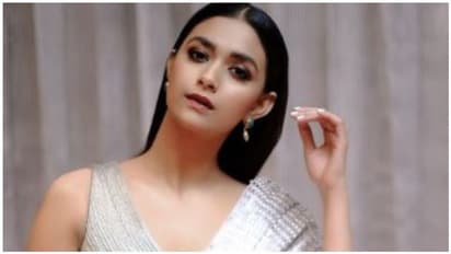 அஸ்தமிக்கும் சூரிய வெளிச்சத்தில்... சிவப்பு ரோஜாவை போல் சேலையில் நிற்கும் கீர்த்தி சுரேஷ்!