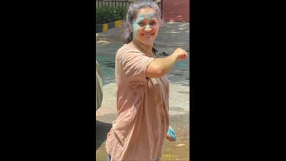 టీషర్ట్, షార్ట్ ధరించి హోలీ వేడుకలలో అనసూయ రచ్చ.. రంగుల్లో మునిగితేలుతున్న రంగమ్మత్త!