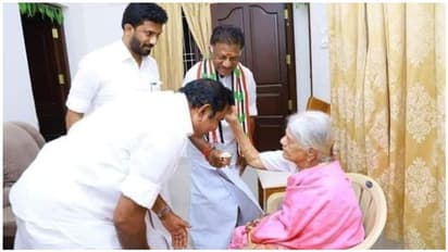 ஓ.பழனியம்மாளிடம் ஆசி பெற்ற எடப்பாடி பழனிசாமி…!