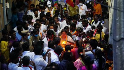 சிறுவர்களுடன் செல்ஃபி எடுத்து அசத்திய குஷ்பு...தேர்தல் களத்தை  தெறிக்கவிட்ட போட்டோஸ்...!