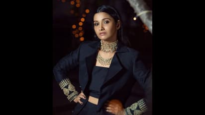 கச்சிதமாக பொருந்தும் கறுப்பு நிற உடையில்... லைட்டாக இடையைக் காட்டி மயக்கும் பிரியா பவானி ஷங்கர்...!