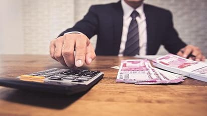 ബാങ്ക് നിക്ഷേപമോ, പോസ്റ്റ് ഓഫീസ് സ്‌കീമോ; സ്ഥിരനിക്ഷേപത്തിന് ഏതാണ് ബെസ്റ്റ്? അറിയാം പുതിയ പലിശനിരക്കുകൾ