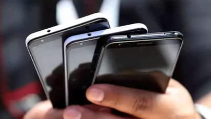 எல்லா மொபைல் போனிலும் இந்தச் சின்ன துளை இருப்பது ஏன் தெரியுமா?