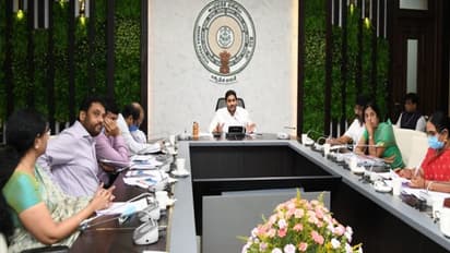 కరోనాకు పరిష్కారం వ్యాక్సినే.. మీ దృష్టంతా దానిపైనే : అధికారులకు జగన్ ఆదేశాలు