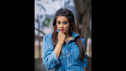 టాప్ టూ బాటమ్ జీన్స్ వేసి, అల్ట్రా స్టైలిష్ లుక్ లో నాటీ పోజులిచ్చిన ప్రియమణి