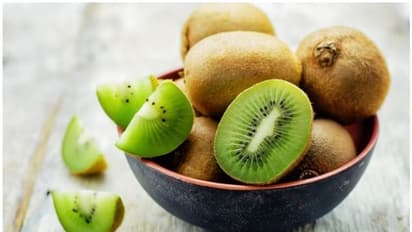 Kiwi fruit : കിവി പഴം കഴിച്ചാലുള്ള ആരോ​ഗ്യ​ഗുണങ്ങളെ കുറിച്ചറിയാം