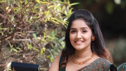 ஸ்லீவ்லெஸ் ஜாக்கெட் புடவையில் ‘குட்டி நயன்’ அனிகா... பளீச் சிரிப்புடன் மனதை வசீகரிக்கும் போட்டோஸ்!