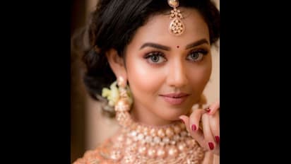 மணப்பெண் போல் மாறி ... பட்டு சேலையில் அழகிய நகைகளுடன் மின்னிய 'நாயகி' சீரியல் நடிகை வித்யா பிரதீப்!