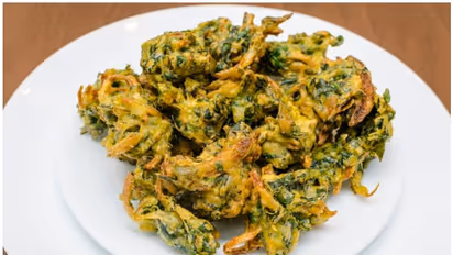 പാലക്ക് ചീര കൊണ്ട് അടിപൊളി പക്കോഡ ഉണ്ടാക്കിയാലോ