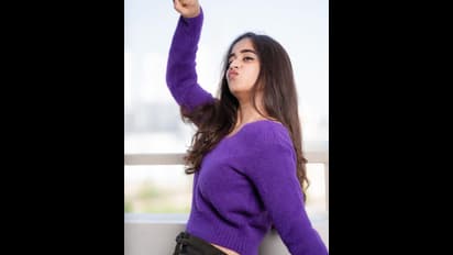 సమ్మర్‌లో జాకెట్‌ ఎందుకు బేబీ.. దీప్తిసునైనా డ్రెస్‌పై నెటిజన్‌ కామెంట్‌.. ఘాటు రేపుతున్న క్యూట్‌ లుక్‌!