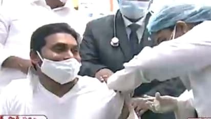 కరోనా వ్యాక్సిన్ తీసుకున్న సీఎం జగన్ దంపతులు (ఫోటోలు)