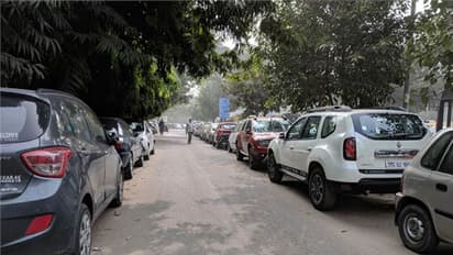 नहीं देखी होगी ऐसी चोरी, घर के बाहर कार पार्क करने वालों के होश उड़ा देगी ये खबर