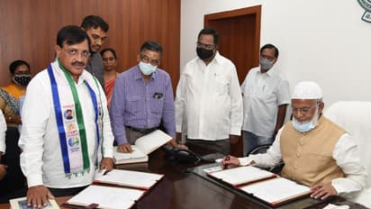 నూతన ఎమ్మెల్సీలతో ప్రమాణ స్వీకారం చేయించిన మండలి ఛైర్మన్