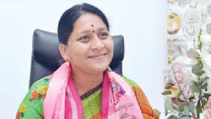 మాలోత్ కవిత: బాల్యం, విద్యాభ్యాసం, వ్యక్తిగత జీవితం, రాజకీయ ప్రస్థానం  