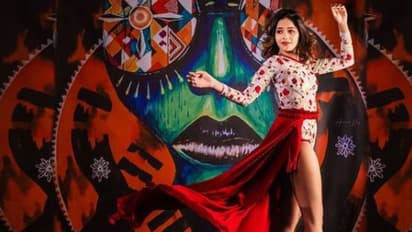 ச்சீ... ச்சீ... ! இது என்ன கன்றாவி டிரஸ்.... மூடி வைத்ததை திறந்து காட்டிய பிக்பாஸ் நடிகையால் ரசிகர்கள் கடுப்பு