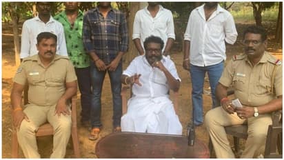 எல்லா பக்கமும் கேட் போட்டாச்சு... காசுக்கு கைக்கூலியாக மாறிய கருணாஸ் கட்சி... கொந்தளிக்கும்  நலச்சங்கம்..!