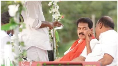 റോഡ് ഷോയ്ക്കിടെ വാഹനത്തിൽ നിന്ന് വീണ് പരിക്കേറ്റ കാരാട്ട് റസാഖ് വീണ്ടും പ്രചാരണത്തിനിറങ്ങി