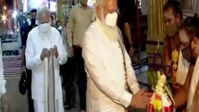 தமிழர் பாரம்பரிய உடையான வேட்டி, சட்டை அணிந்து மதுரை மீனாட்சி அம்மன் கோவிலில் பிரதமர் மோடி தரிசனம்..!