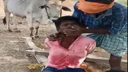 మామిడి తోటలోకి చిన్నారులను కొట్టి, పేడ తినిపించి.. పైశాచికం.. (వీడియో)