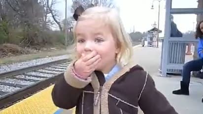 ಮೊದಲ ಬಾರಿ ರೈಲು ನೋಡಿ ಸಂಭ್ರಮಿಸಿದ ಬಾಲಕಿ; ವಿಡಿಯೋ ವೈರಲ್!