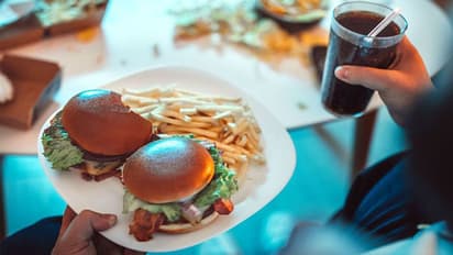 अगर हर वक्त मीठा खाने का होता है मन तो इस बीमारी के हैं शिकार, तुरंत हो जाएं Alert!