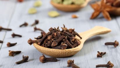 കുറച്ചൊന്നുമല്ല ഗ്രാമ്പുവിന്റെ ഗുണങ്ങൾ