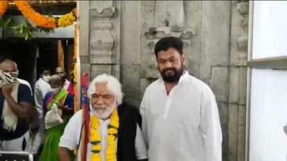 అన్నవరం సత్యదేవుడికి గద్దర్ పూజలు: విశాఖ ఉక్కు ఆందోళనకు మద్దతు