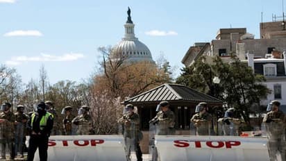 యూఎస్ కాపిటల్ వద్ద మరోసారి కలకలం, దూసుకొచ్చిన కారు, అధికారి మృతి