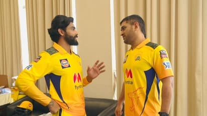 గాల్లో కత్తి తిప్పిన మహేంద్ర సింగ్ ధోనీ... రవీంద్ర జడేజాని ఆటపట్టిస్తూ...