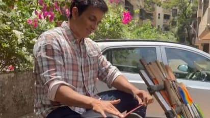 కత్తులకు సానపెడుతున్న సోనూ సూద్ వైరల్ అవుతున్న వీడియో