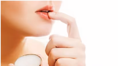 ചുണ്ട് വരണ്ട് പൊട്ടുന്നുണ്ടോ? ഇതാ നാല് ടിപ്സ്