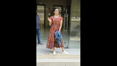 ಬಾಂದ್ರಾದಲ್ಲಿ ಚಮಕ್ ಚೆಲುವೆ: ರಶ್ಮಿಕಾ ಜೊತೆಗಿರೋದ್ಯಾರು ?