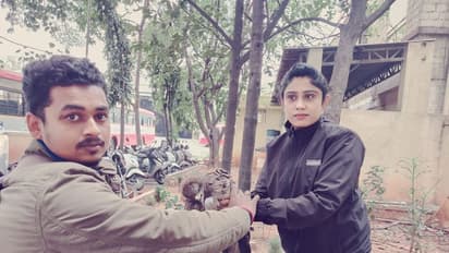 ನರಳುತ್ತಿದ್ದ ಪಕ್ಷಿ ರಕ್ಷಿಸಿ ಮಾನವೀಯತೆ ಮೆರೆದ ಮಹಿಳಾ SI