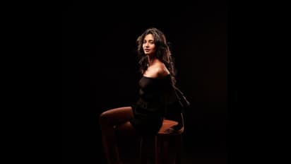 இடுப்பை காட்டி மயக்கிய ரம்யா பாண்டியனுக்கே டஃப் கொடுக்கும் தங்கை கீர்த்தி! மூச்சு முட்டவைத்த ஹாட் போட்டோஸ்!