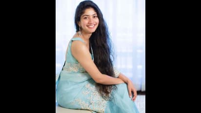 ஸ்லீவ் லெஸ் ஜாக்கெட்டில்...  மெல்லிய புடவை அணிந்து சிவந்த முகத்தில் வெக்கத்தோடு சாய் பல்லவி கொடுத்த போஸ்!