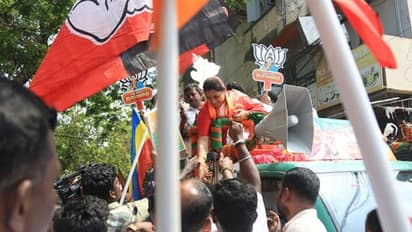 புதுப்புது யுக்தி.. திமுக கோட்டையில் இறுதிக்கட்ட ஓட்டு வேட்டையில்  குஷ்பு... கதிலங்கும் எதிர்முகாம்..!