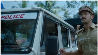 മുദ്രാവാക്യം വിളികള്ക്കിടയില് ഇറങ്ങിവന്ന ഐപിഎസ് ഓഫീസര്, ദുല്ഖറിന്റെ സല്യൂട്ട് ടീസര്