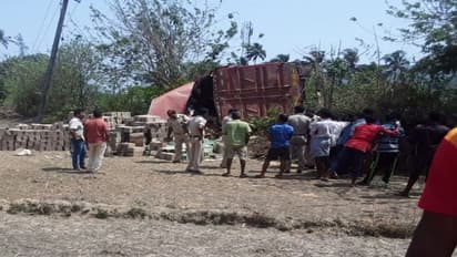 ಲಾರಿ ಪಲ್ಟಿಯಾಗಿದ್ದಕ್ಕೆ ಜನ ಫುಲ್ ಖುಷ್...ಸಂಡೇ ಪಾರ್ಟಿ ಜೋರು!