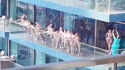 ಬಾಲ್ಕನಿಯಲ್ಲಿ ಬೆತ್ತಲಾಗಿ ನಿಂತ ಮಾಡೆಲ್ಗಳಿಗೆ ಸಿಕ್ಕ ಶಿಕ್ಷೆ!