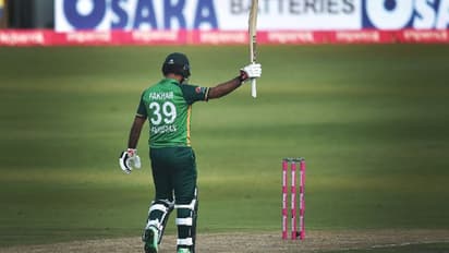 ஃபகர் ஜமானின் மற்றுமொரு சதம்; பாபர் அசாம் அரைசதம்..! முக்கியமான போட்டியில் தென்னாப்பிரிக்காவுக்கு கடின இலக்கு